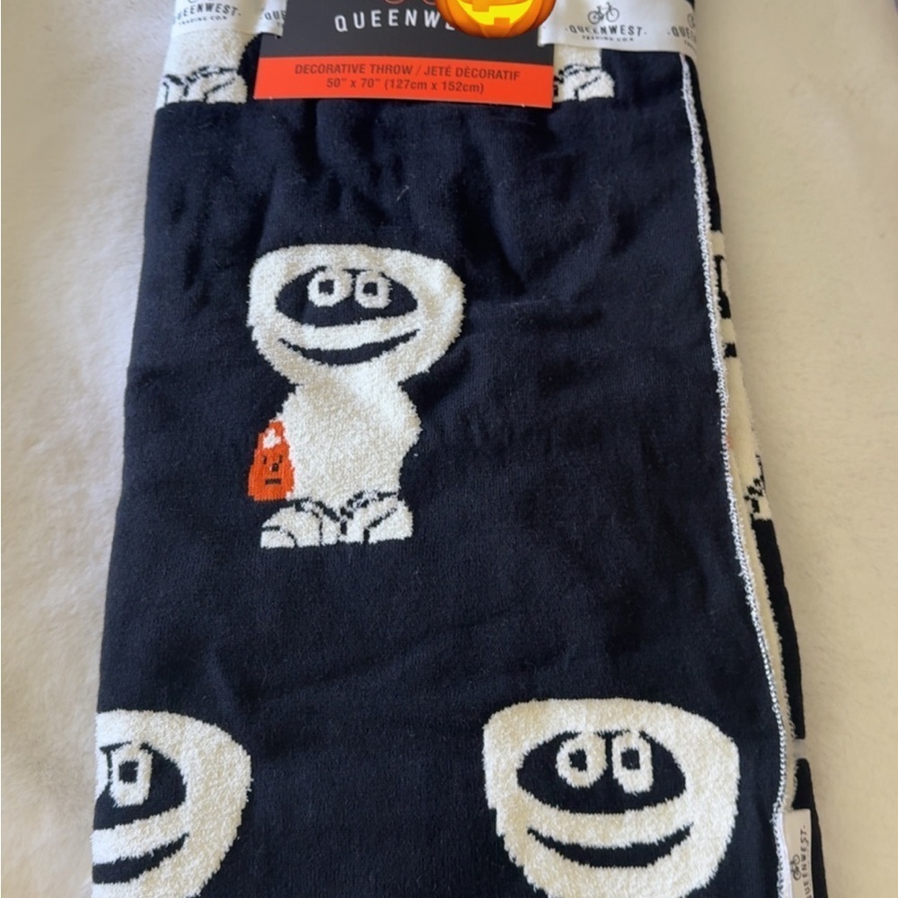 QueenWest Halloween trick-or-treating, mummy decorative throw 🎃